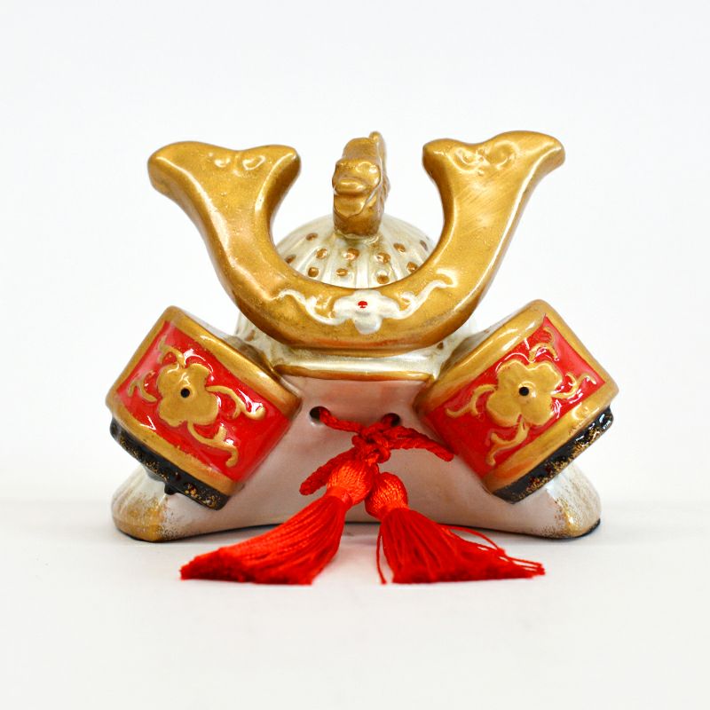 どっしりとした印象の白い兜です