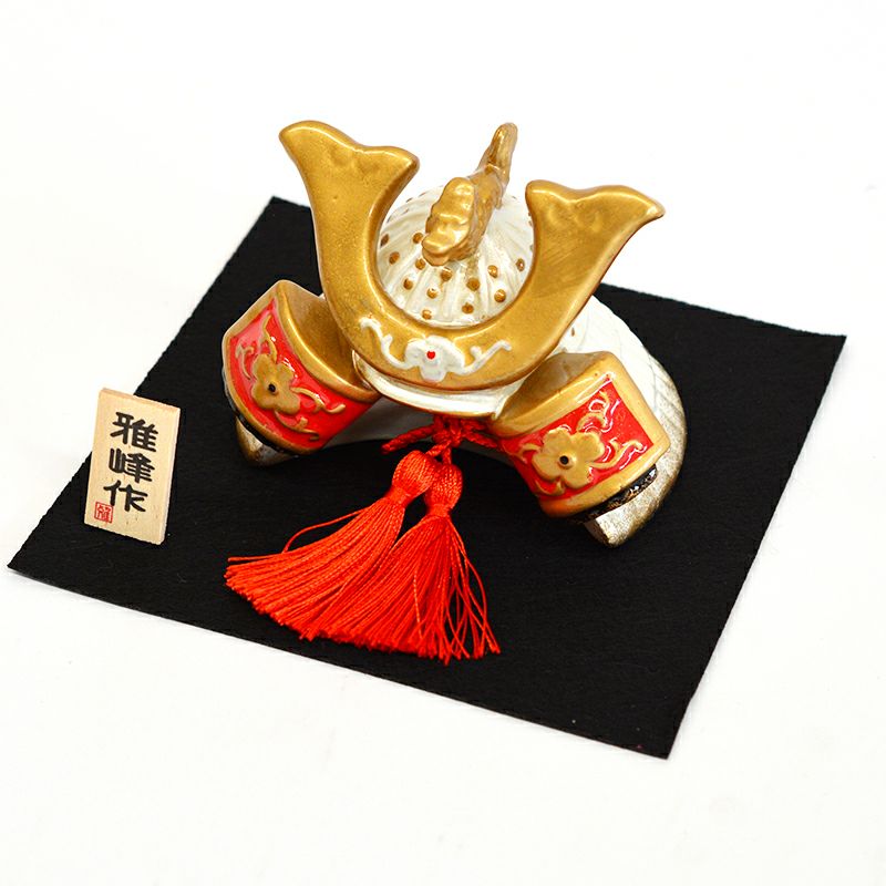 白い兜が黒の毛氈に良く映えます