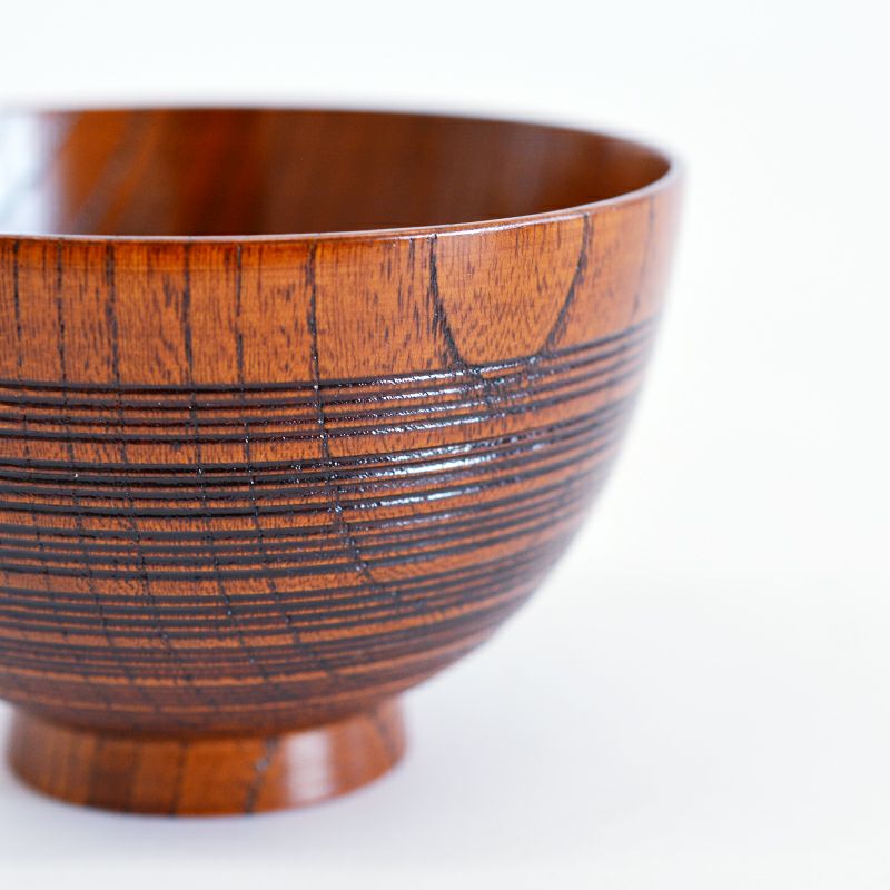 木目が美しく映える拭漆で仕上げられています