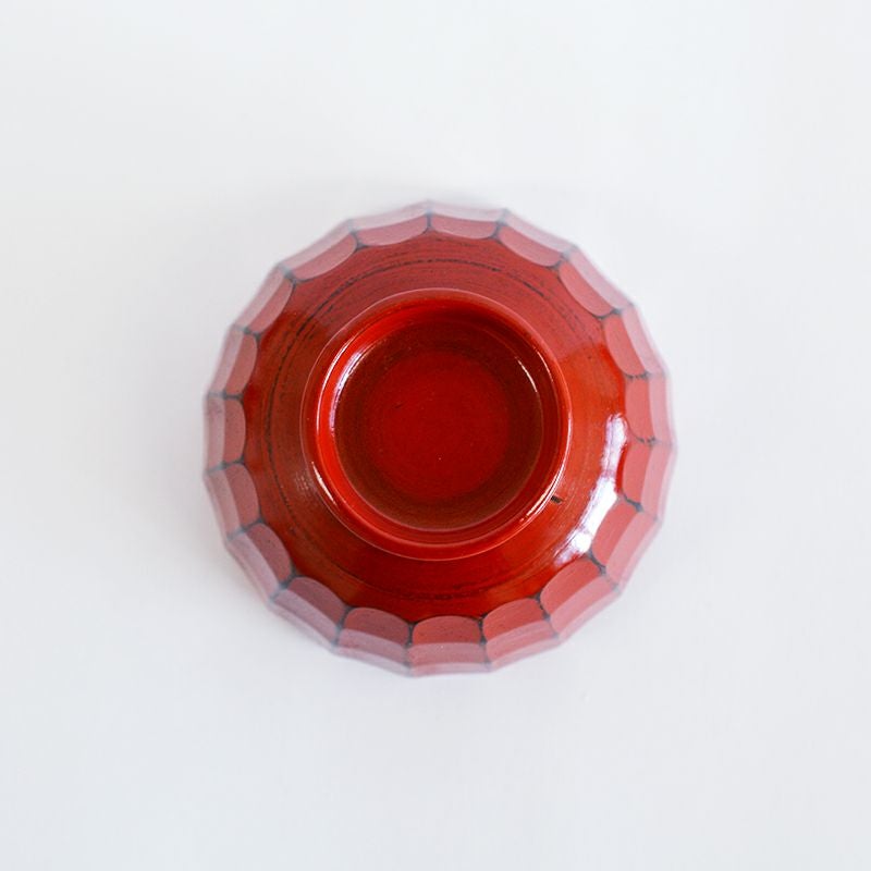 手に取った際の収まりがよく、滑りにくい形状です