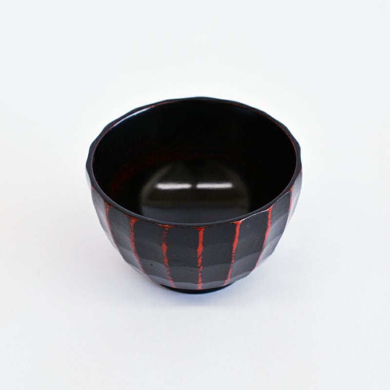 器に自然な陰影とリズムを生み出します