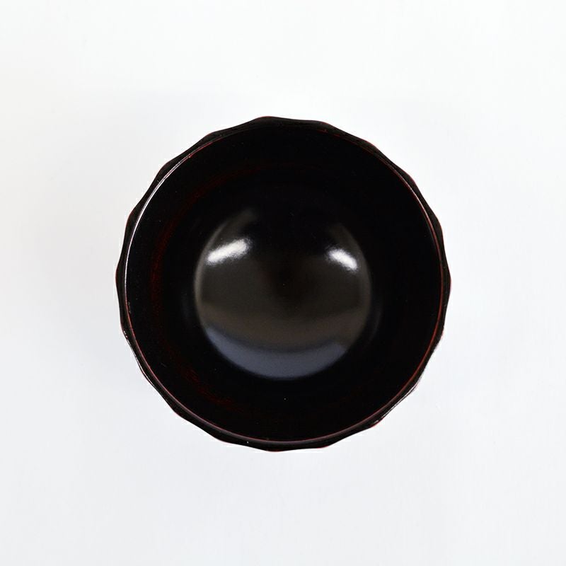 熱が伝わりにくく、汁物を入れても持ちやすい