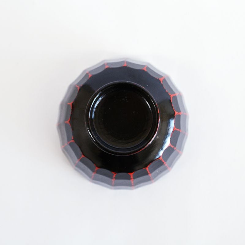 手に取った際の収まりがよく、滑りにくい形状です