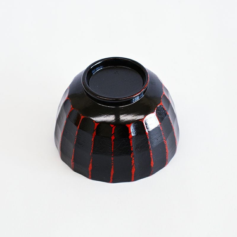 朱漆を下塗りし、その上から黒漆を重ねた伝統的な曙です