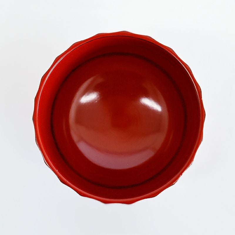 熱が伝わりにくく、汁物を入れても持ちやすい