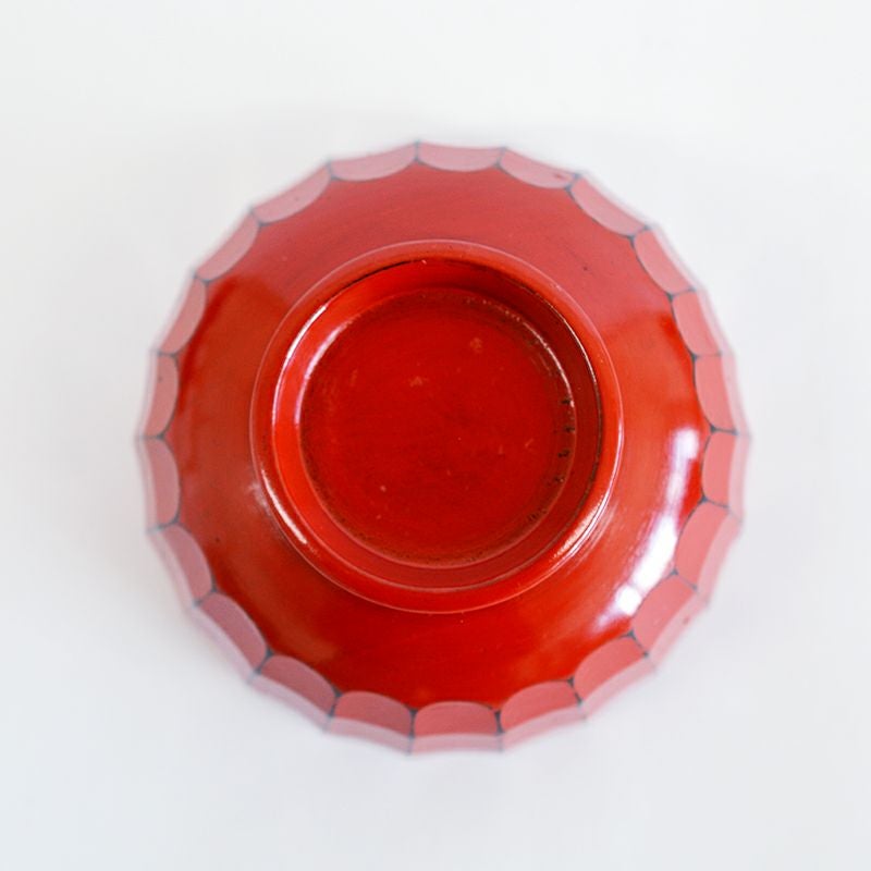 手に取った際の収まりがよく、滑りにくい形状です