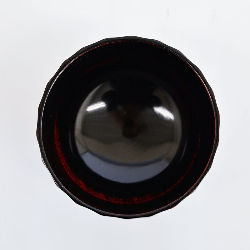 熱が伝わりにくく、汁物を入れても持ちやすい