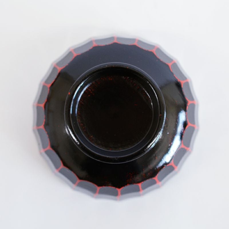 手に取った際の収まりがよく、滑りにくい形状です