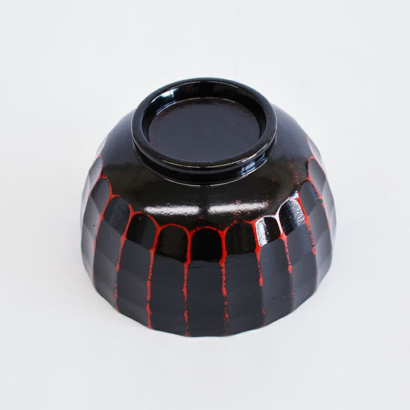 朱漆を下塗りし、その上から黒漆を重ねた伝統的な根来塗です