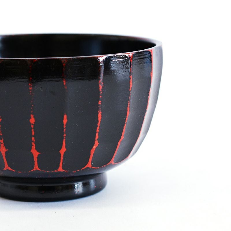 使い込むほどに朱漆が磨かれ味わい深い表情になります