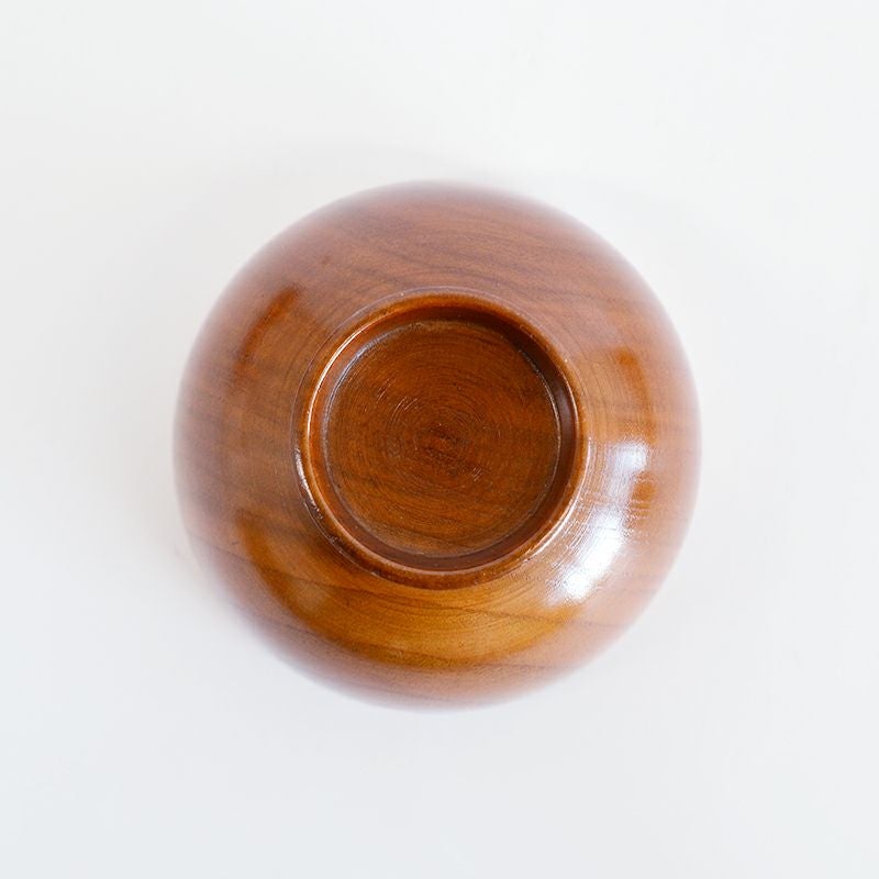 熱い汁物を入れても椀が熱くなりにく滑らかかな口当たりです