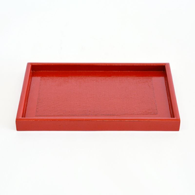 天然木の風合いと伝統的な塗り技法を活かしたトレーです