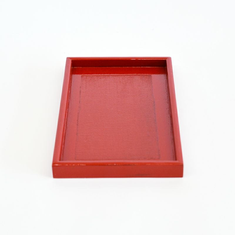 天然木を使用し、漆塗りで仕上げられています