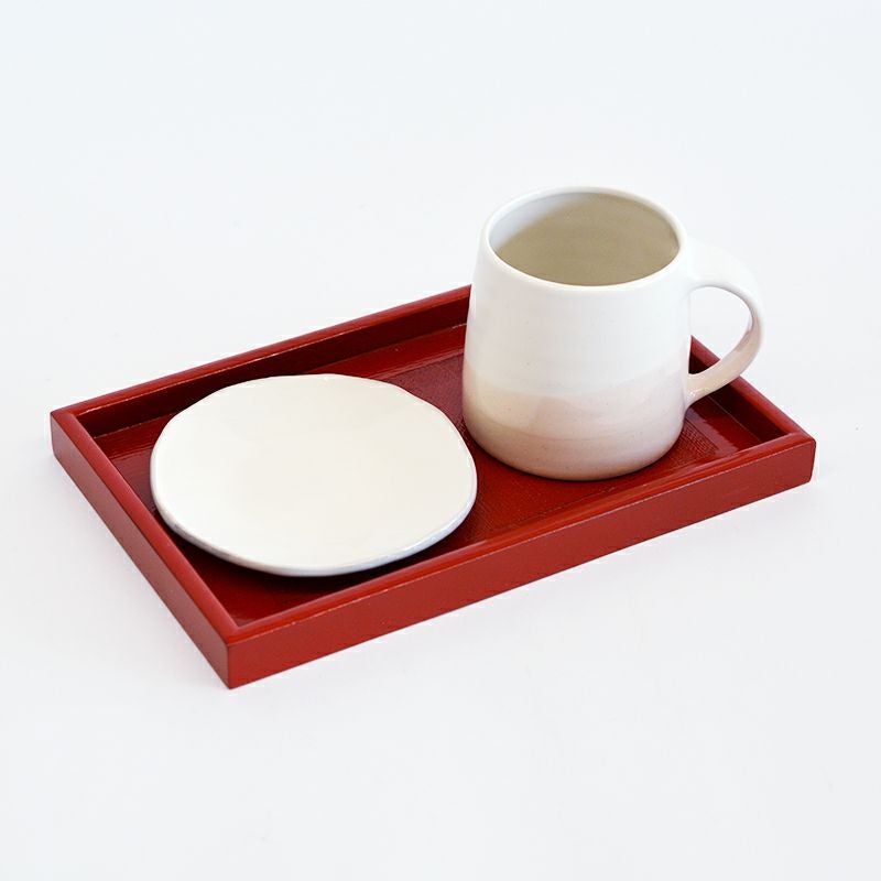 伝統的な朱の色合いが、器を引き立てます