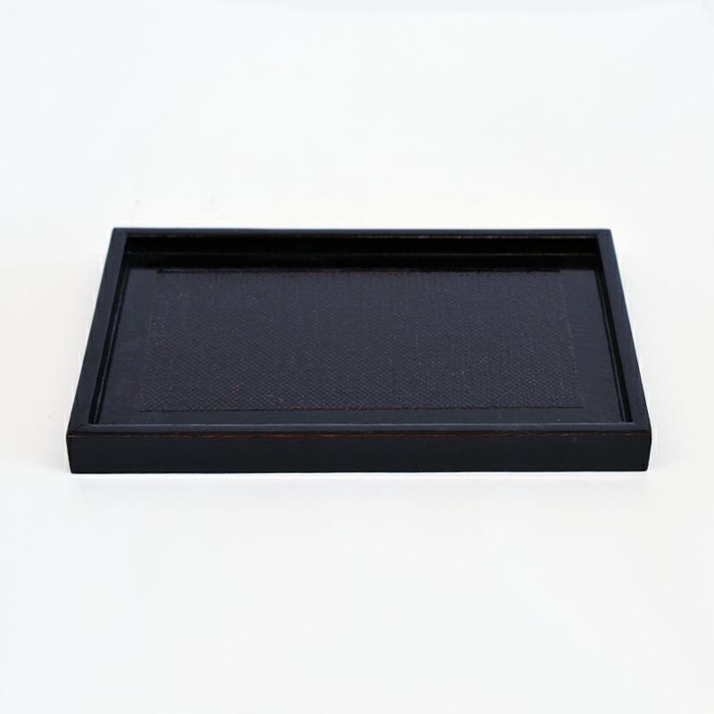 天然木の風合いと伝統的な塗り技法を活かしたトレーです