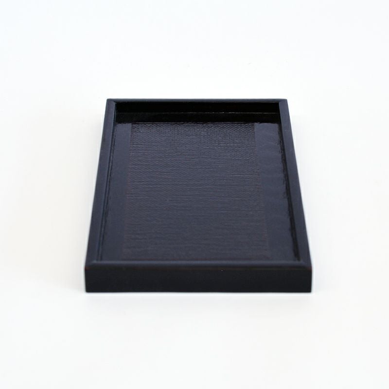 天然木を使用し、漆塗りで仕上げられています