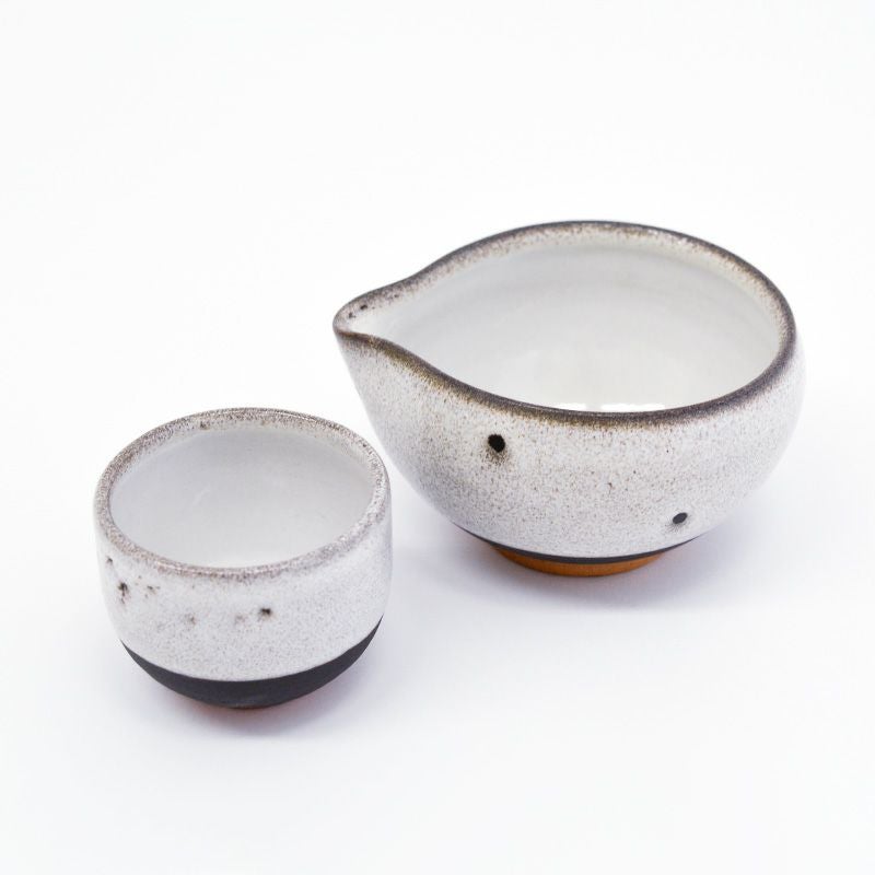 通常の抹茶碗として使う方法と、抹茶を注ぐ容器として使う方法の2通りがあります