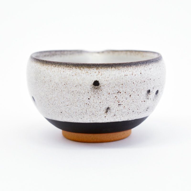 焼成時に出来る黒点がアクセントになっています