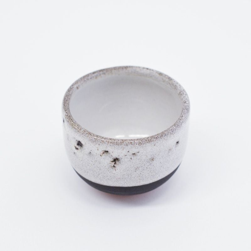 温かみのある白釉と鉄粉の表情