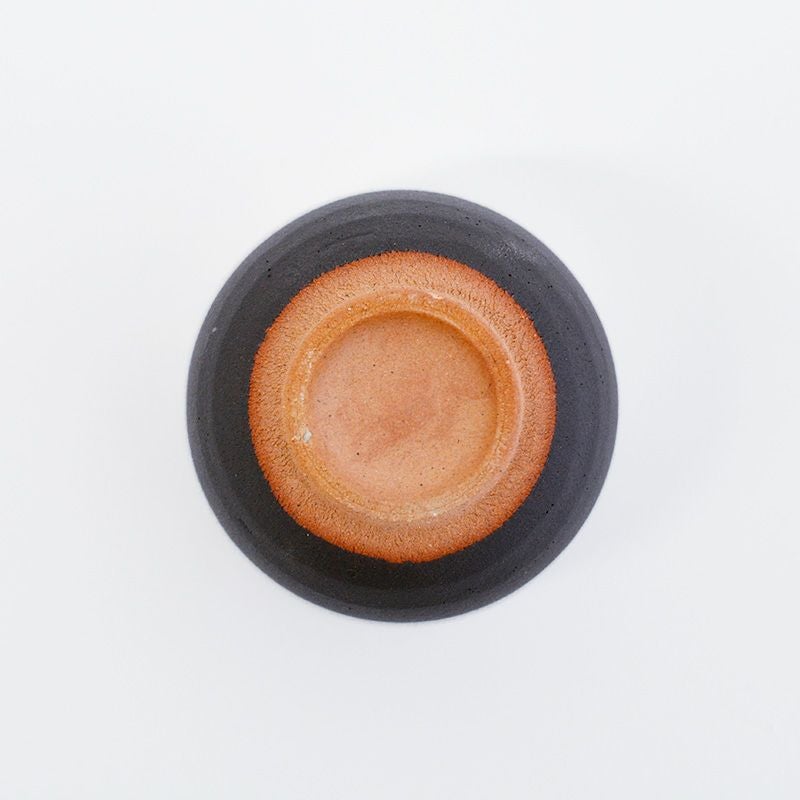 底部のマットな黒の掛分けが特徴です