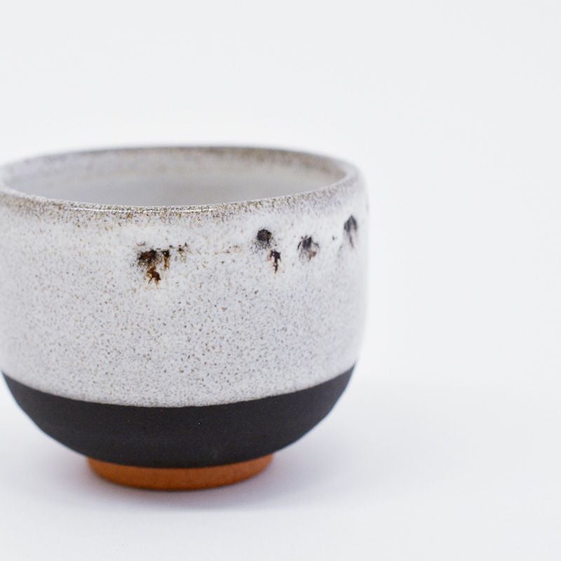 温かみのある白釉と鉄粉の表情に趣を感じます