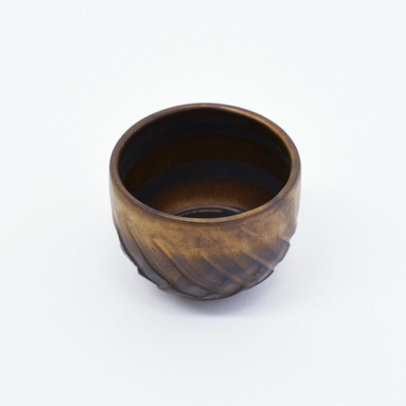 深く艶やかな黒釉と上品な金彩が印象的