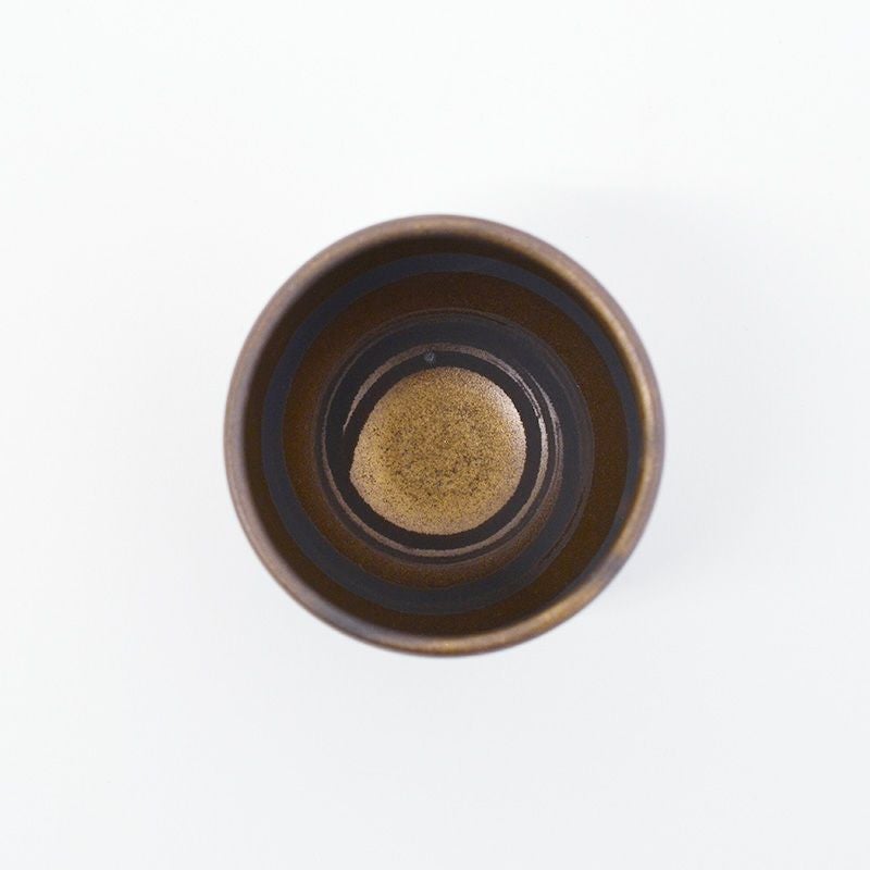 内側には力強い刷毛目による渦巻き模様が施されています