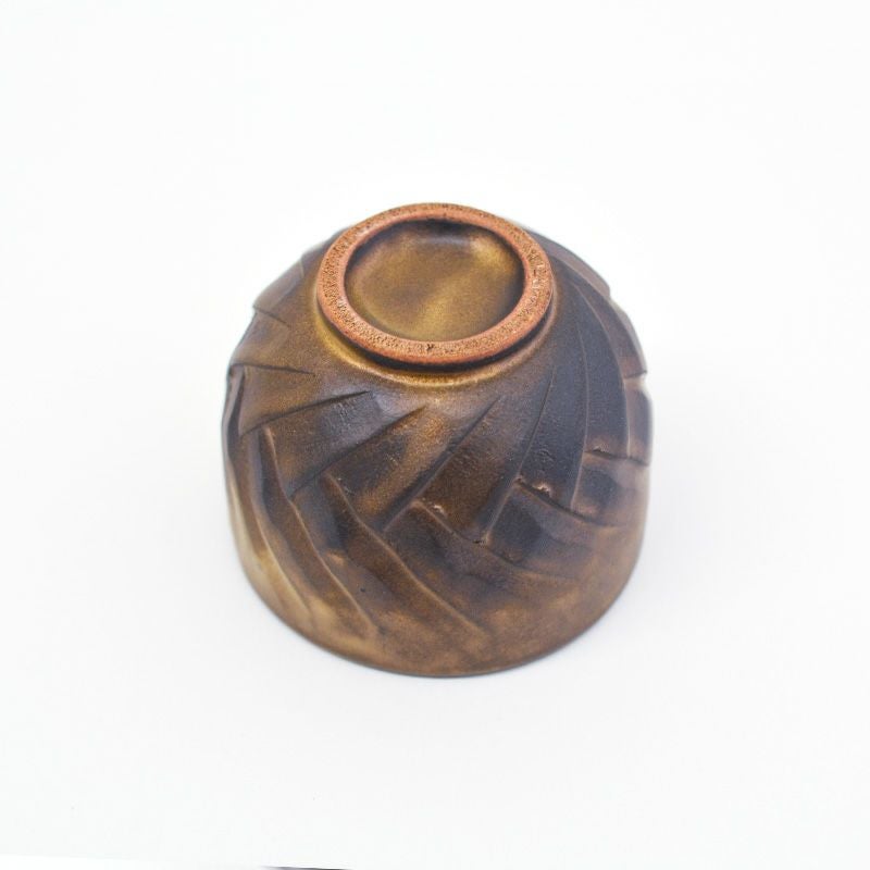 網目のようなレリーフがアクセントになっています