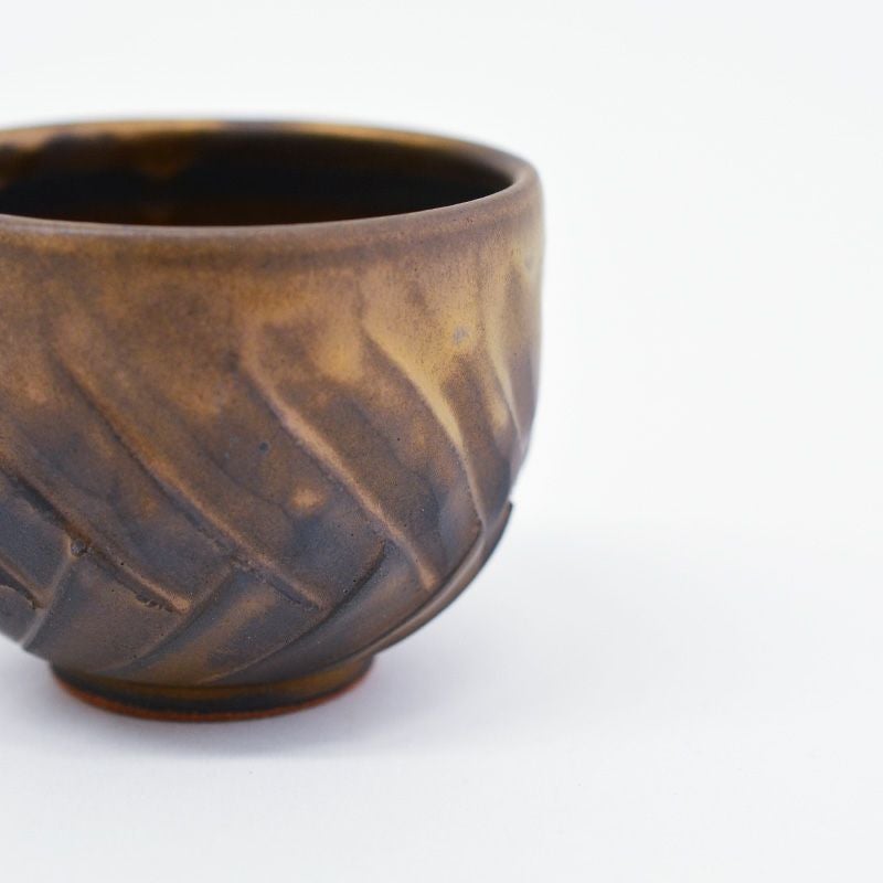 黒釉と金彩のコントラストが趣のある表情をつくり出します