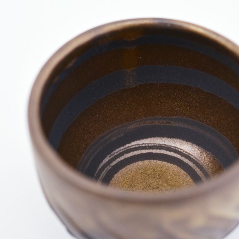 刷毛目模様と華やかな金彩が日本酒を引き立てます