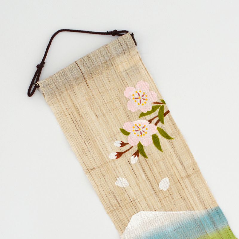 富士山をバックに華やかなさくらを咲いています