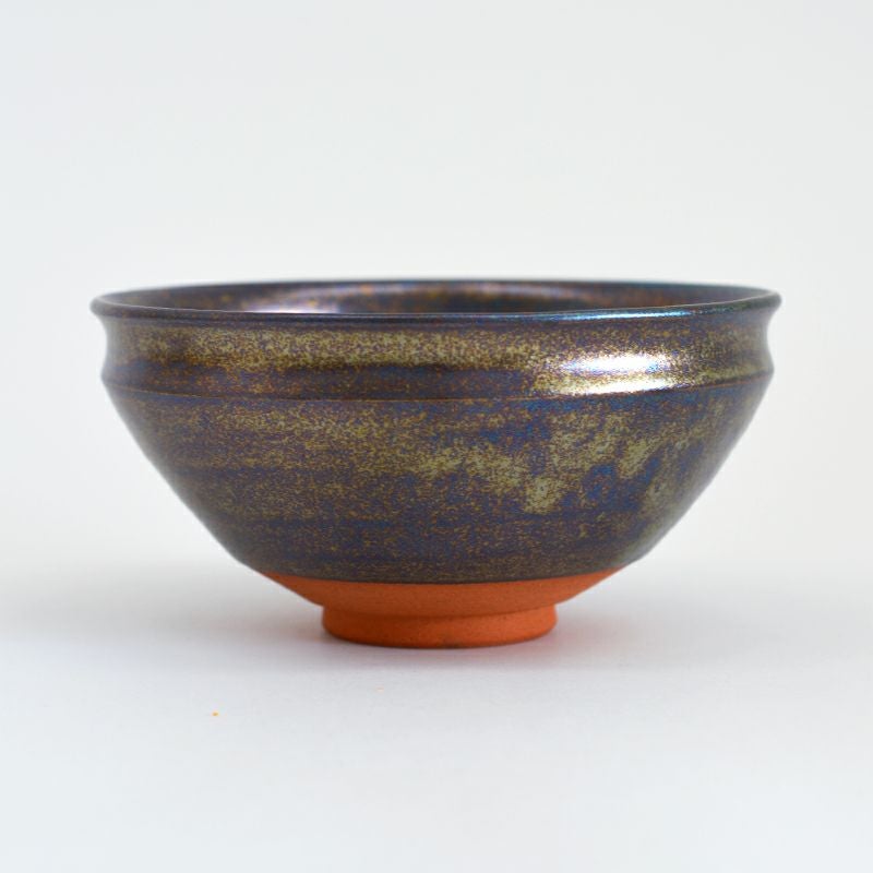 虹のような煌きが感じられる釉薬をまとった抹茶碗です