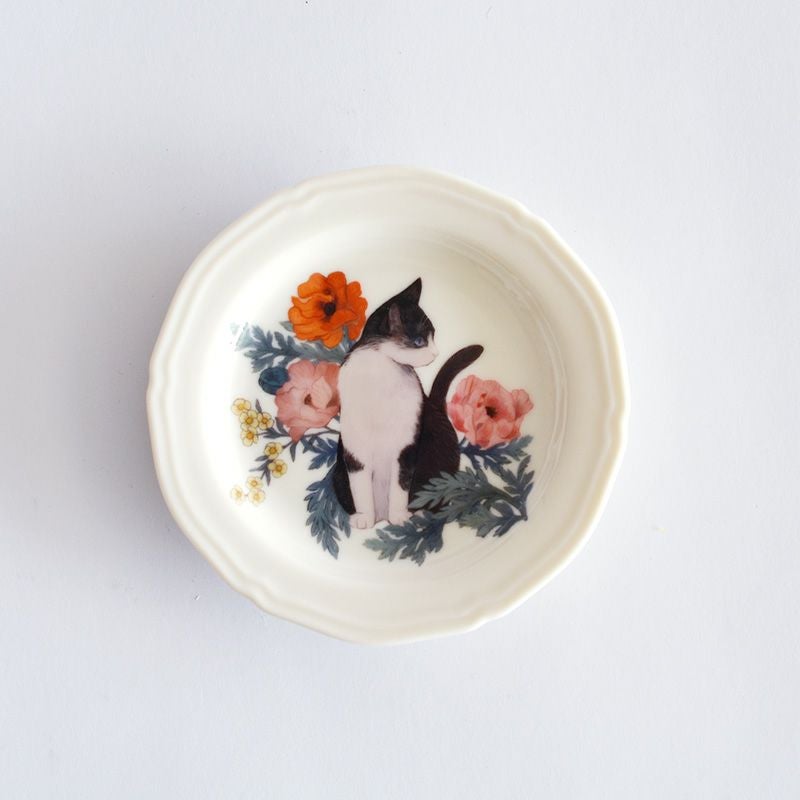 イラストレーターyaeko氏が描くポピーの花々に囲まれた愛らしいハチワレ猫のプレート
