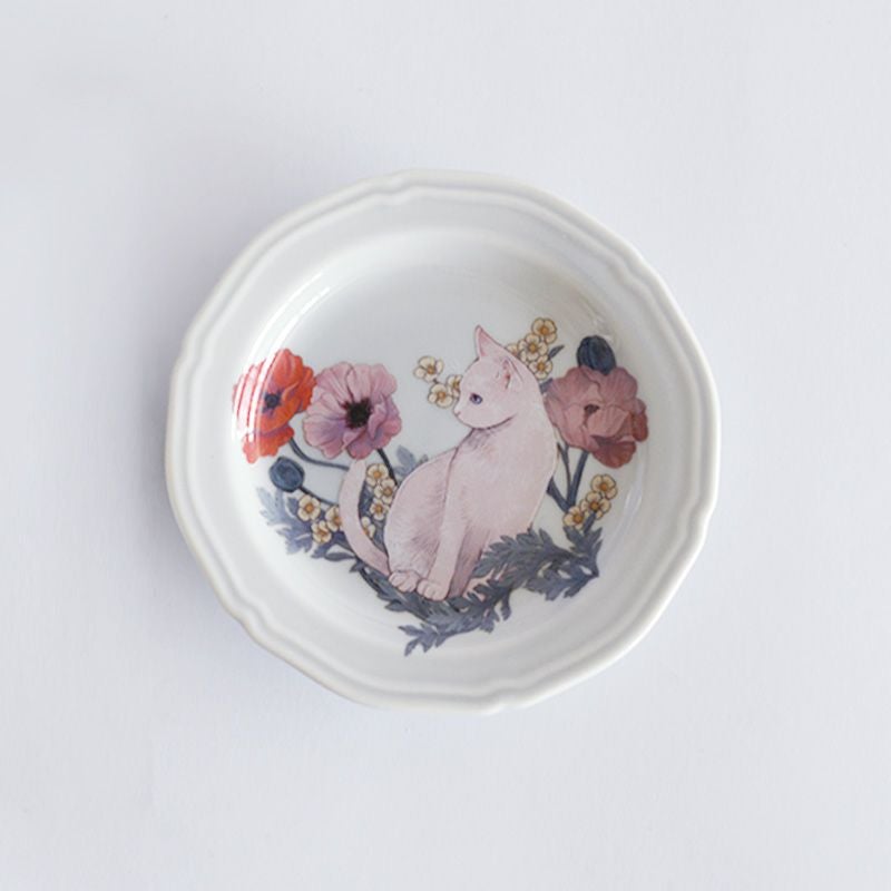 イラストレーターyaeko氏が描くポピーの花々に囲まれた愛らしい白猫のプレート