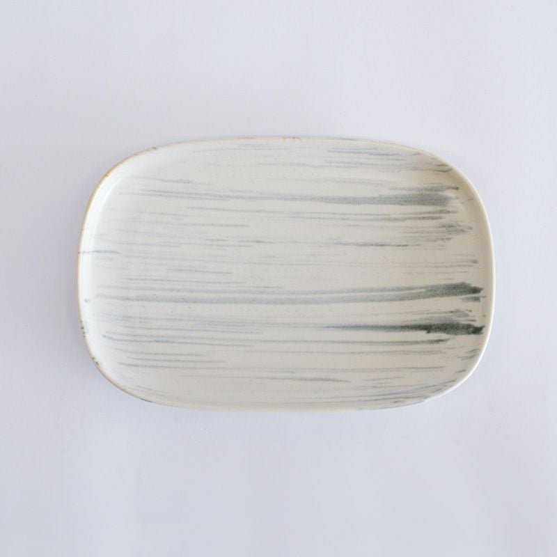 使い勝手のよい丸みを帯びた角皿です