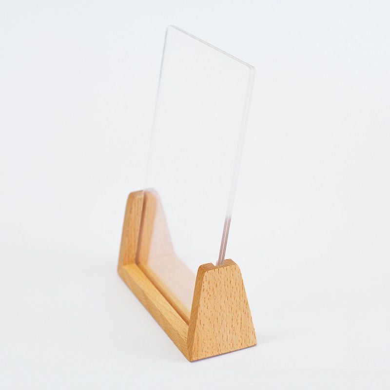 透明度の高いアクリル板が写真やポストカードを美しく引き立てます