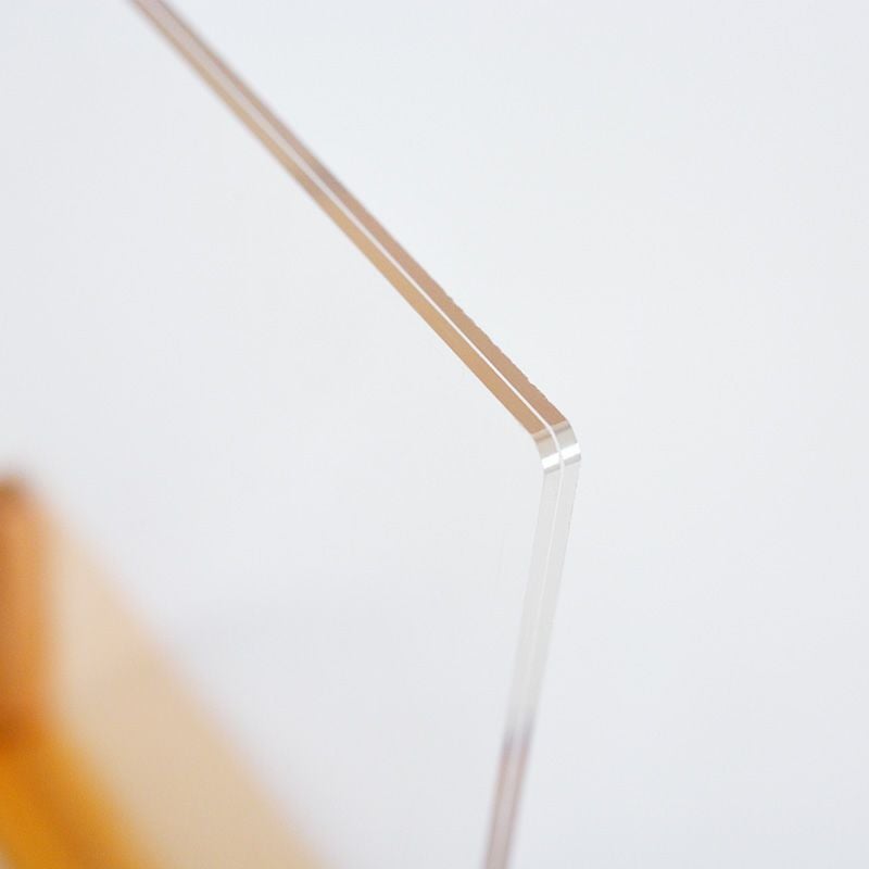 写真や絵をアクリル板に挟むだけ