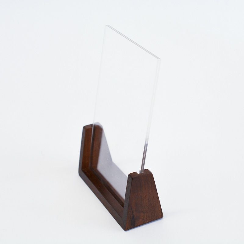 透明度の高いアクリル板が写真やポストカードを美しく引き立てます