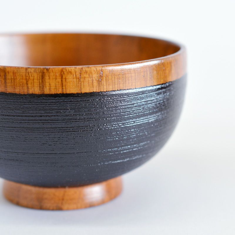 飲み口と高台が木目を活かしたデザインになっています