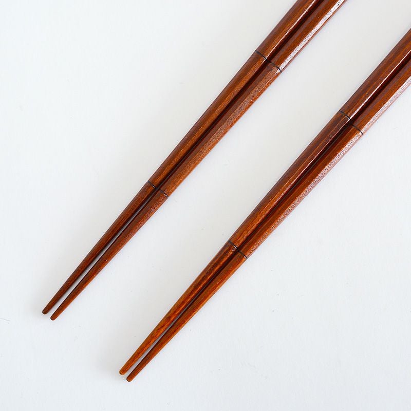 細く摘まみやすい箸先です