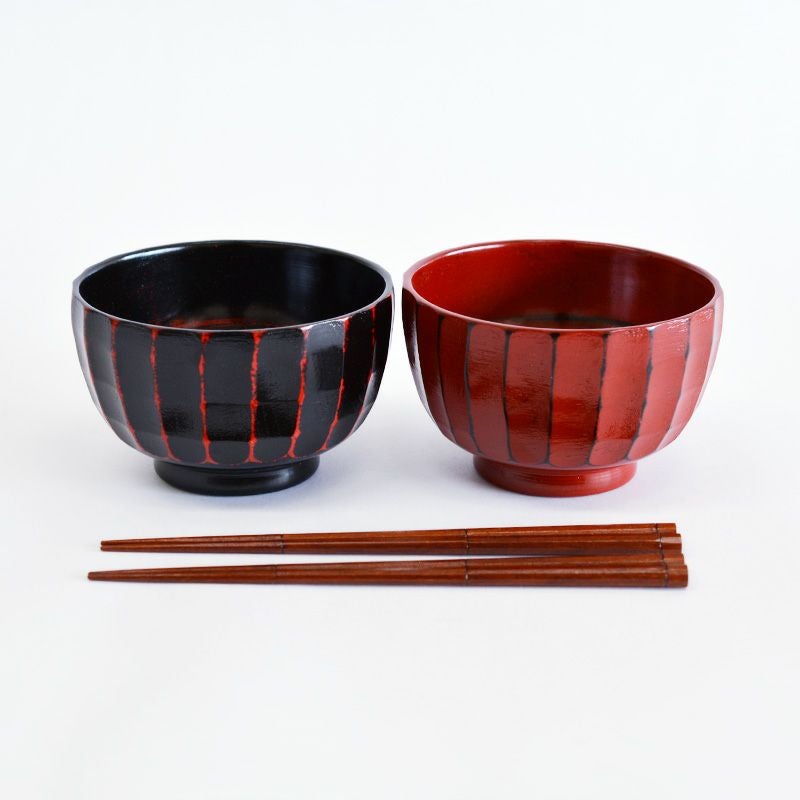 削ぎ彫りの表情豊かな碗とお箸のペアセットです