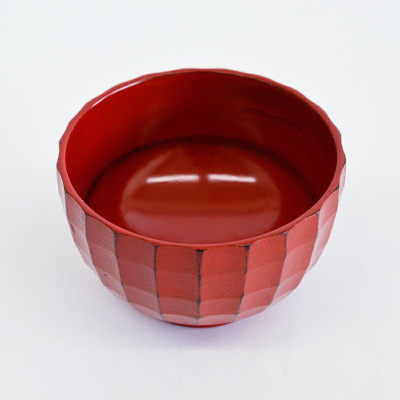 熱が伝わりにくく、汁物を入れても持ちやすい