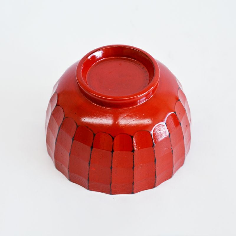 黒漆を下塗りし、その上から朱漆を重ねた伝統的な根来です