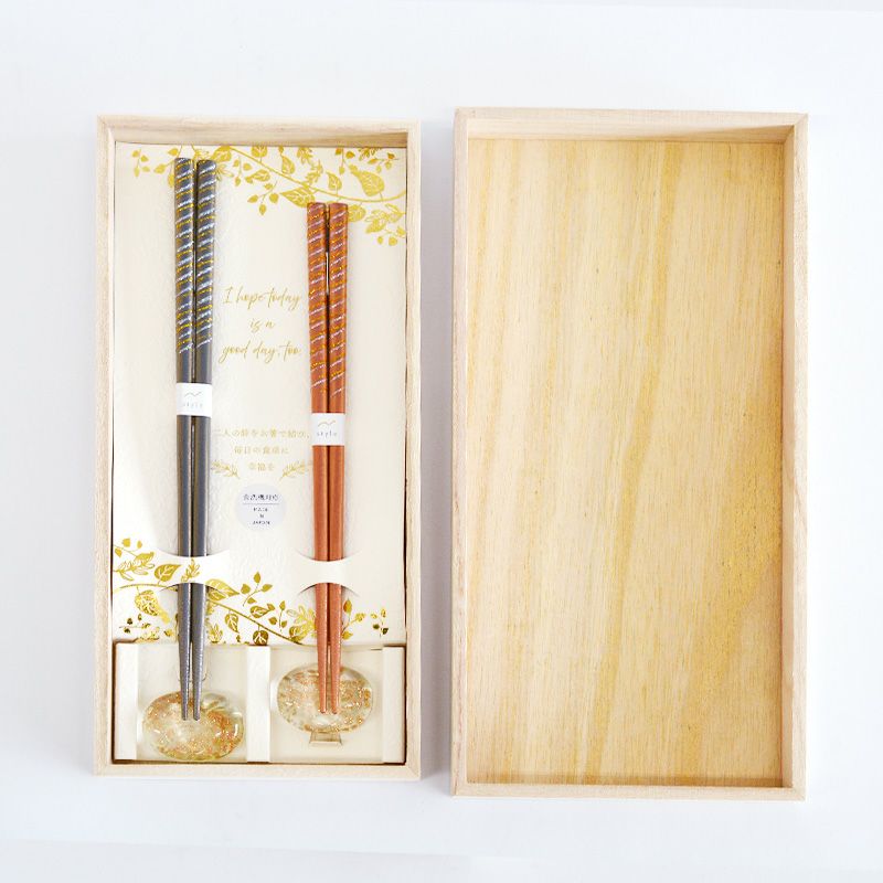 煌びやかな箸と箸置きのペアセットです