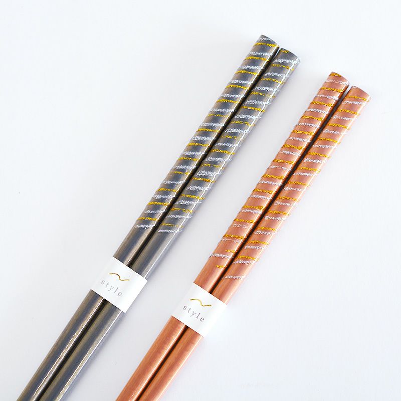 煌びやかな金銀の渦巻きラインが印象的な箸です