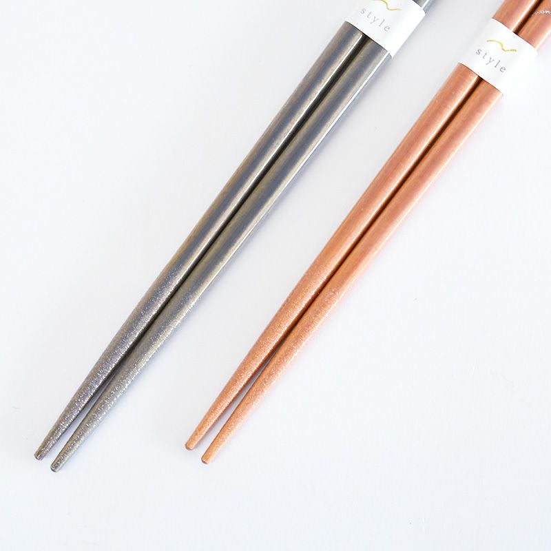 滑り止め加工が施され摘まみやすい箸先です