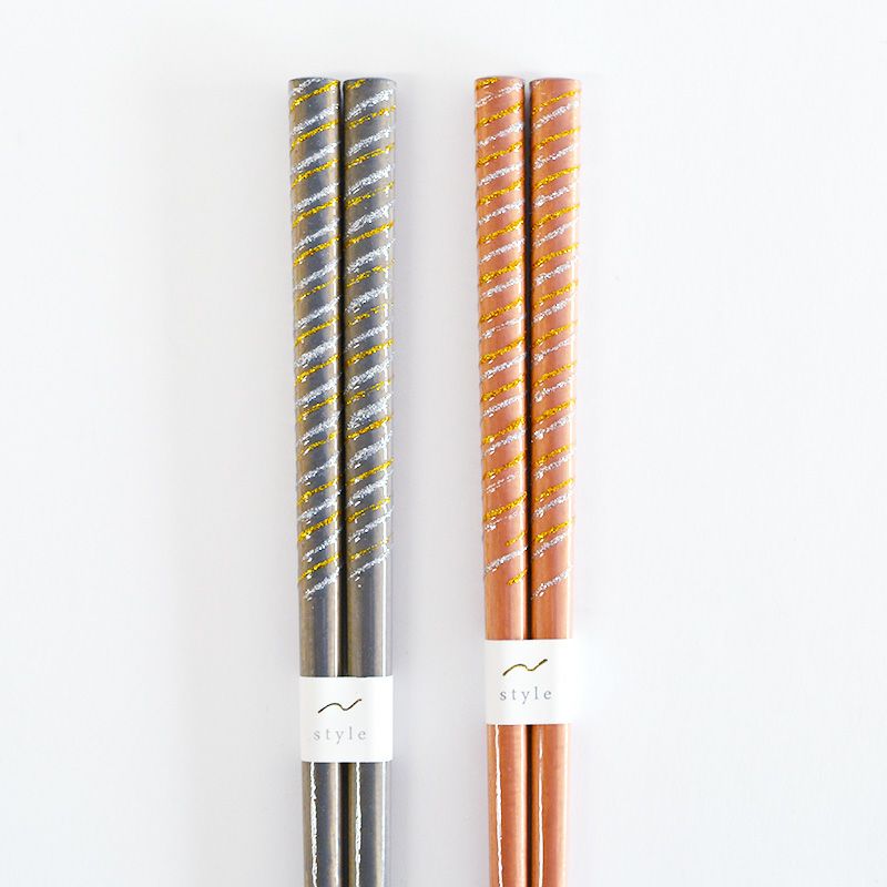 持ち代に渦を巻くように施された華やかな装飾