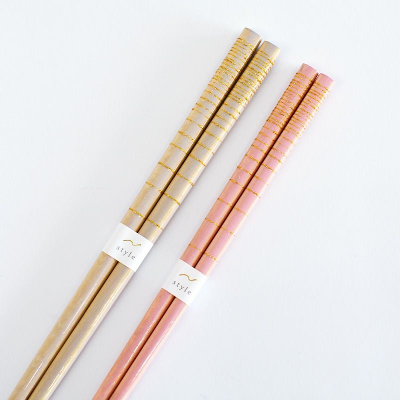 繊細な金色のラインを施したモダンなデザインです