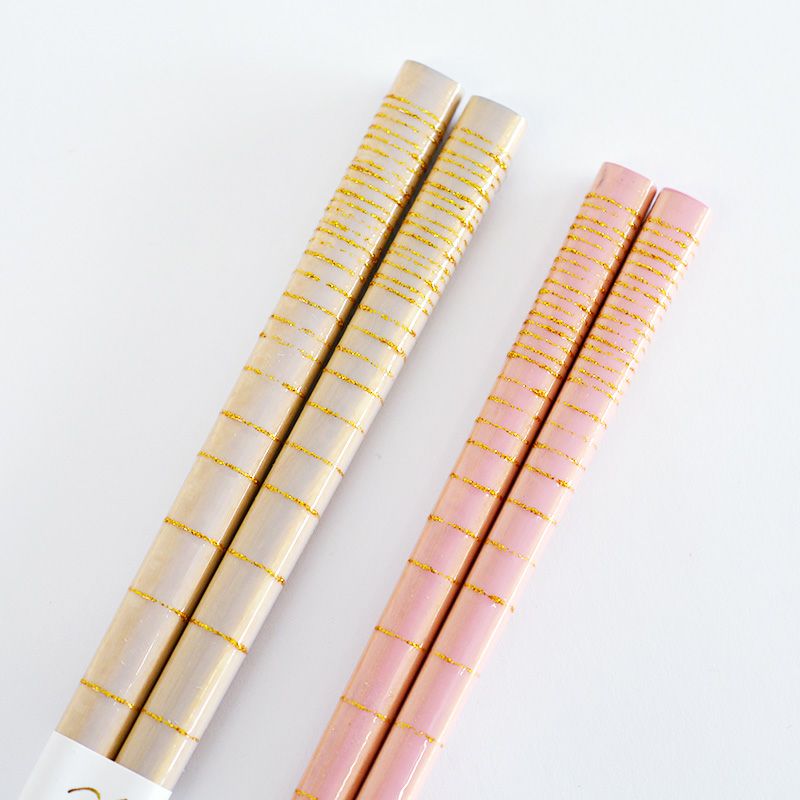 金の縞模様の装飾が施され上品な仕上げです