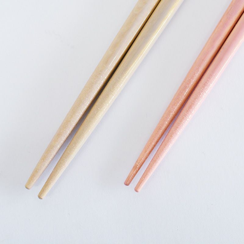 滑り止め加工が施され使いやすい箸です